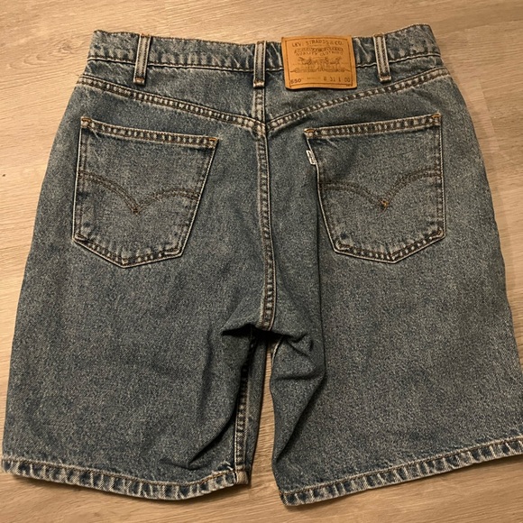 Vintage White Tab Levi’s Denim Shorts 8’ - Picture 5 of 6